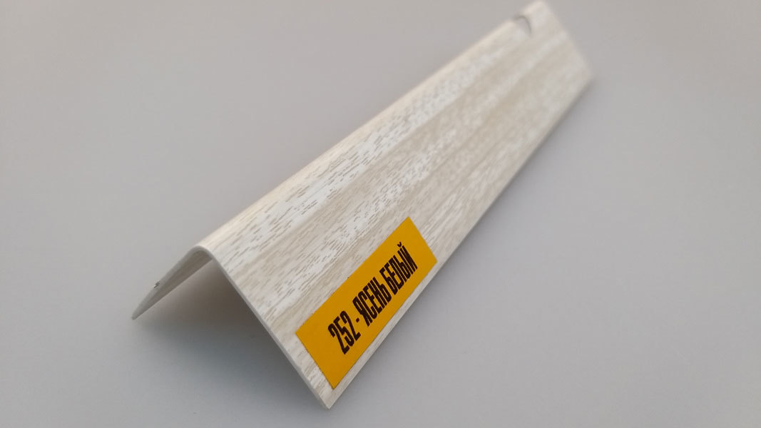 Ideal — Угол пластиковый Идеал 30х30х2700 мм. 252 Ясень белый