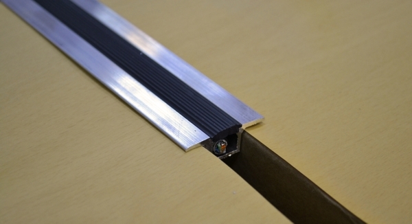 Ideal — Порог алюминиевый ПК-1 с кабель-каналом Пластал — Ideal, aluminievye porogi